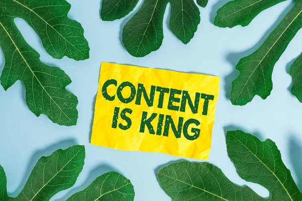 Znak tekstowy pokazujący Content Is King. Fotografia konceptualna uważa, że treść ma kluczowe znaczenie dla sukcesu strony internetowej. — Zdjęcie stockowe