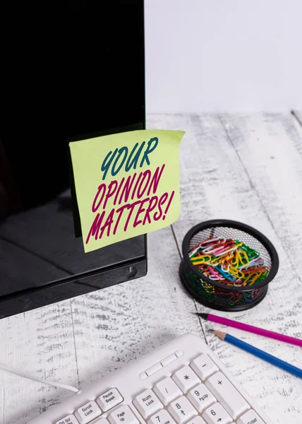 Tekst teken waarop uw mening van belang is. Conceptuele foto show u niet eens met iets dat zojuist is gezegd Opmerking papier geplakt naar zwarte computerscherm in de buurt van toetsenbord en stationaire. — Stockfoto