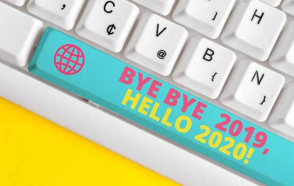 Escribir a mano conceptual mostrando Bye Bye 2019 Hola 2020. Foto de negocios mostrando diciendo adiós al año pasado y dando la bienvenida a otro buen teclado de PC blanco con papel de nota sobre el blanco —  Fotos de Stock