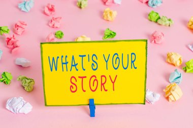 Kelime yazma metni Nedir S Your Storysoru. Geçmiş yaşam olayları hakkında gösteren soran analiz için İş konsepti Renkli buruşturulmuş kağıtları boş hatırlatma pembe zemin arka plan clothespin.
