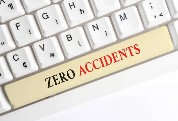 제로 사고를 보여주는 쓰기 노트. 직장 사고 예방을 위한 중요한 전략을 보여주는 비즈니스 사진 화이트 배경 위의 메모 종이와 함께 흰색 PC 키보드. — 스톡 사진