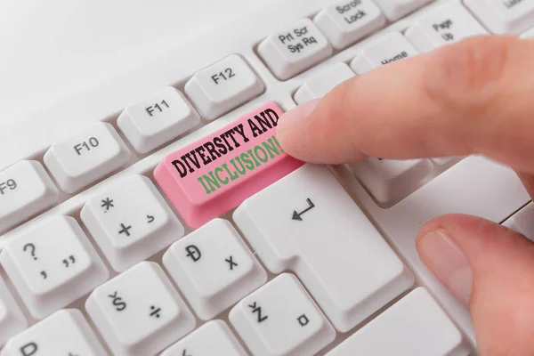 Escribiendo una nota que muestra la diversidad y la inclusión. Foto de negocios mostrando rango huanalysis diferencia incluye raza etnia género blanco pc teclado con papel de nota sobre el fondo blanco . — Foto de Stock