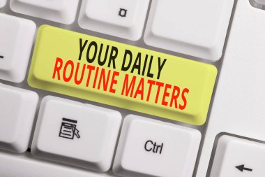 Günlük Rutin Sorunlarınızı gösteren metin işareti. Düzenli olarak sabit sırayla beyaz pc klavye beyaz arka plan tuşu kopyalama alanı üzerinde boş not kağıdı ile şeyler yapıyor kavramsal fotoğraf uygulaması.
