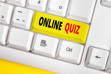 Çevrimiçi Test'i gösteren metin işareti. Kavramsal fotoğraf oyunu veya beyaz arka plan tuşu kopyalama alanı üzerinde boş not kağıdı ile Internet Beyaz pc klavye yayınlanan bir zihin sporu.