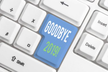 Kelime yazma metni Goodbye 2019. Ayrılırken veya geçen yılın sonunda beyaz arka plan tuşu kopyalama alanı nın üzerinde boş not kağıdı ile beyaz pc klavye ifade etmek için iş konsepti.