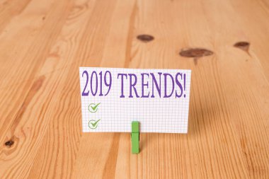 2019 Trendlerini gösteren not yazı. Bir şey gelişmekte olan veya Ahşap zemin arka plan yeşil clothespin oluk yuvası ofis değişiyor genel yönünü vitrine İş fotoğraf.