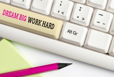 Kelime yazma metin Dream Big Work Hard. Kendinize inan ve beyaz arka plan tuşu kopyalama alanı üzerinde boş not kağıdı ile hayalleri ve hedefleri beyaz pc klavye izleyin için İş kavramı.