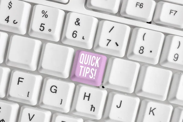 Textschnelle Tipps zum Wortschreiben. Business-Konzept für kleine, aber besonders nützliche praktische Ratschläge weiße PC-Tastatur mit leerem Notizpapier über weißem Hintergrund Kopierraum. — Stockfoto