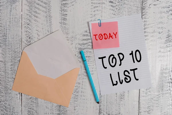 Nota de escritura que muestra la lista Top 10. Foto de negocios que muestra los diez artículos más importantes o exitosos en una lista particular sobre hoja en blanco fondo de madera de bolígrafo de nota adhesiva . —  Fotos de Stock