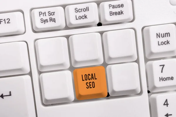 Escritura a mano conceptual que muestra Local Seo. Exhibición de fotos de negocios ayuda a las empresas a promover productos y servicios a los clientes locales Teclado de PC blanco con papel de nota sobre el fondo blanco . — Foto de Stock