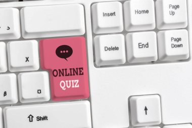 Çevrimiçi Test'i gösteren metin işareti. Kavramsal fotoğraf oyunu veya beyaz arka plan tuşu kopyalama alanı üzerinde boş not kağıdı ile Internet Beyaz pc klavye yayınlanan bir zihin sporu.
