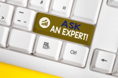 Bir Uzmansa Sor'u gösteren kavramsal el yazısı. Okuduğunuz İş fotoğrafı vitrin onay anlamak ve beyaz arka plan üzerinde not kağıdı ile kurallar Beyaz pc klavye katılıyorum.