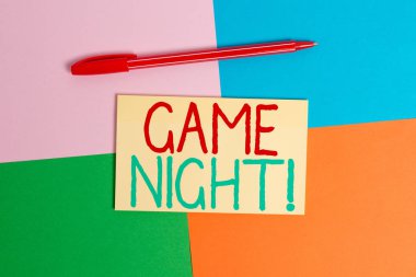 Oyun Gecesi'ni gösteren kavramsal el yazısı. İş fotoğraf metin genellikle onun arkadaşları ile poker gibi yetişkin oyun tarihleri denir Office appliance kare masa çalışması malzemeleri kağıt etiket.