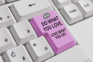 El yazısı metin yazma Do What You Love What You Do You Do. Kavram anlamı Hayallerinizi ya da tutkularınızı yaşamda takip edin Beyaz pc klavyebeyaz arka plan tuş kopyalama alanı üzerinde boş not kağıdı ile.