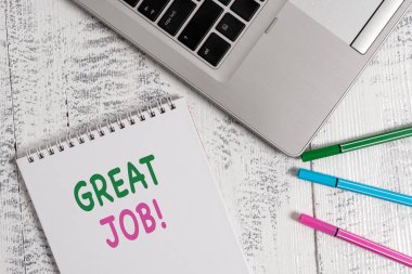 Kelime yazma metin Great Job. Onlar iyi bir şey yapmış birine söylemek için sed için Iş konsepti Ahşap masa yalan Top trendy metalik dizüstü boş spiral not defteri kalemler.