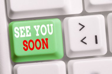 Word yazma metni Yakında Görüşürüz. Birisine veda etmek ve beyaz arka plan tuşu kopyalama alanı üzerinde boş not kağıdı ile yakında Beyaz pc klavye tekrar bir araya gelmek için kullanılan iş konsepti.