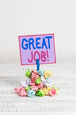 Büyük İş gösteren kavramsal el yazısı. İş fotoğraf metin onlar çok iyi yapmış bir şey için birini öven kullanılan Hatırlatma kazık renkli buruşuk kağıt clothespin ahşap alan.