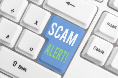 Kelime yazma metin Scam Alert. Beyaz arka plan tuşu kopyalama alanı üzerinde boş not kağıdı ile onu Beyaz pc klavye ikna ederek dolandırıcılık tan para elde etmek için iş kavramı.