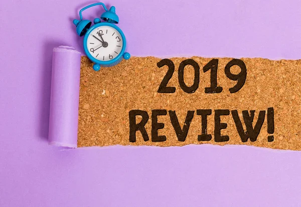 Skriva NOTE visar 2019 recension. Affärs foto Visa upp minnas senaste året händelser huvudåtgärder eller bra shower. — Stockfoto