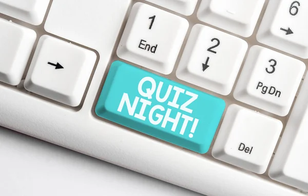 Conceptuele hand schrijven met Quiz Night. Zakelijke foto tekst avond test kennis competitie tussen individuen wit PC-toetsenbord met notitie papier boven de witte achtergrond. — Stockfoto