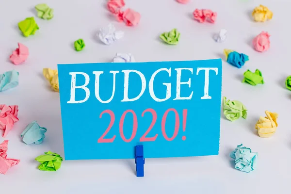 Schreiben Notiz mit Haushaltsplan 2020. Business-Foto zeigt Schätzung der Einnahmen und Ausgaben für das nächste oder aktuelle Jahr farbig zerknülltes Papier leere Erinnerung weißen Boden Wäscheklammer. — Stockfoto