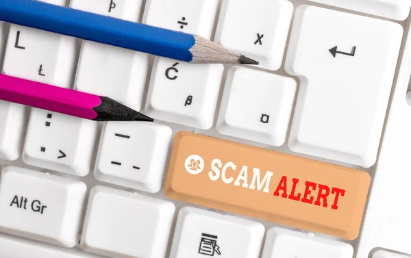 Texte d'écriture de mots Scam Alert. Concept d'affaires pour le courrier électronique non sollicité qui revendique la perspective d'une aubaine clavier PC blanc avec papier de note vide au-dessus de l'espace de copie de clé de fond blanc . — Photo