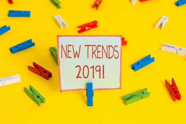 Koncepcyjny pisanie ręczne pokazujące nowe trendy 2019. Business Photo prezentuje ogólny kierunek, w którym coś się rozwija kolorowe papiery clothespin puste przypomnienie żółty piętro biuro. — Zdjęcie stockowe
