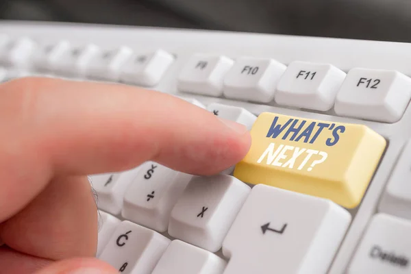 Textschild, das zeigt, was die nächste Frage ist. konzeptionelles Foto, das demonstriert, wie er sich verhält, weiße PC-Tastatur mit leerem Notizpapier über weißem Hintergrund. — Stockfoto