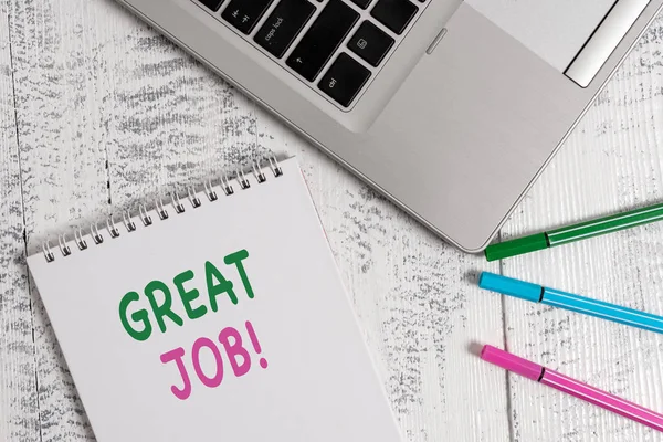 Kelime yazma metin Great Job. Onlar iyi bir şey yapmış birine söylemek için sed için Iş konsepti Ahşap masa yalan Top trendy metalik dizüstü boş spiral not defteri kalemler.