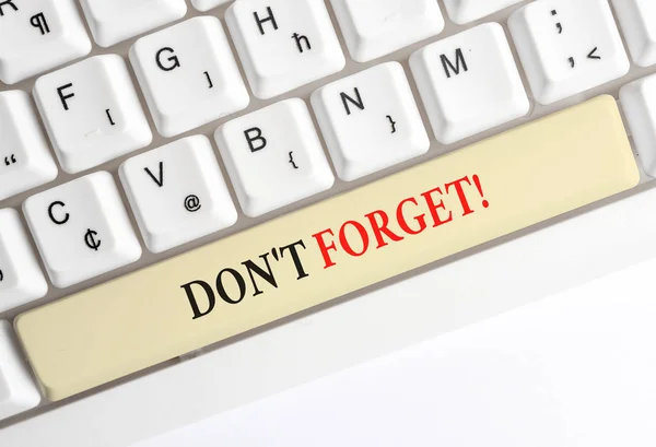Az írási Megjegyzés mutatja a Don T Forget-T. Üzleti fotó bemutató használt emlékeztetnek valakit egy fontos tényt vagy részletesen White PC billentyűzet jegyzet papír felett fehér háttér. — Stock Fotó