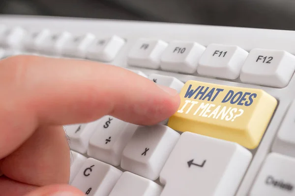 Tekst teken dat aangeeft wat betekent het vraag. Conceptuele foto vragen betekenis iets gezegd en begrijp niet wit PC-toetsenbord met lege noot papier boven witte achtergrond sleutel kopiëren ruimte. — Stockfoto