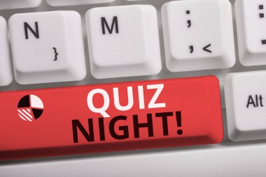 Kelime yazma metin Quiz Night. Bireyler arasında akşam test bilgi yarışması için iş konsepti Beyaz pc klavye beyaz arka plan anahtar kopyalama alanı üzerinde boş not kağıdı ile.