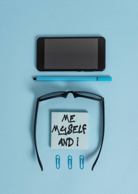 Bir fiil Koyu gözlük renkli yapışkan not akıllı telefon kalem pastel arka plan nesnesi olarak kendini ifade etmek için hoparlör tarafından kullanılan Me Myself Ve I. Business fotoğraf vitrin gösteren not yazma.