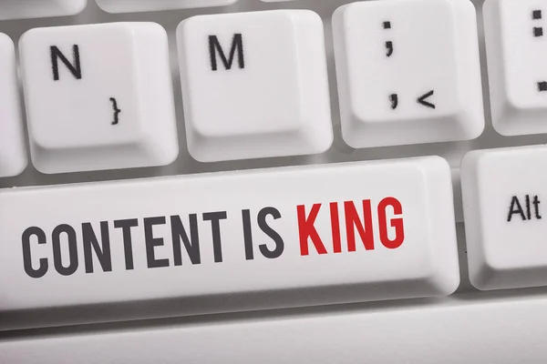 Znak tekstowy przedstawiający Content is King. Koncepcyjne zdjęcie uwierzyć, że treść jest centralnym sukcesem strony internetowej biała klawiatura PC z pustym papierze notatki nad białym tle klucz kopii miejsca. — Zdjęcie stockowe
