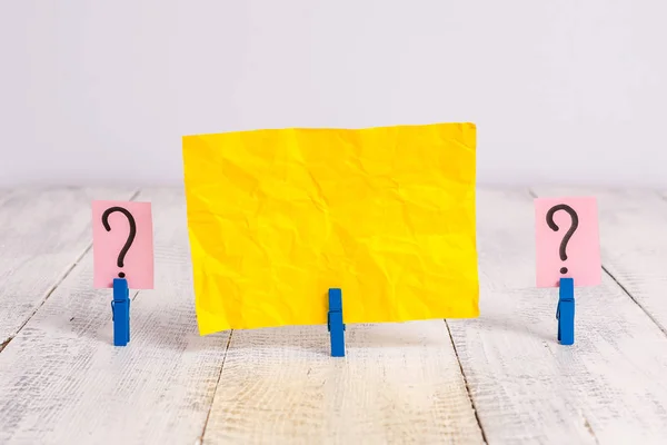 Gekritzelte und zerbröselte Papiere mit Büroklammern auf dem Holztisch. Schreibgeräte über klassischem Hintergrund. künstlerische Wege der flachen Laienfotografie — Stockfoto