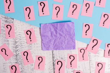 Ahşap masanın üzerine yerleştirilen kalın renkli karton ile karalanmış ve ufalanmış levha. Klasik fon üzerinde ekipman yazma. Düz düzenleme sanatsal yolu fotoğraf bırakır