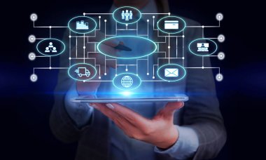 Kadın insan en son gelişmiş cihazlar kullanarak bir sunum sunuyor. Kadın nasıl akıllı gadget nasıl çalıştığını tanıtan resmi çalışma elbisesi giymek. modern yaşam fotoğrafı.