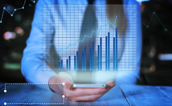 Gráfico de barras creciendo línea de mejora y la mujer sosteniendo una tableta de teléfono inteligente. Empresario y gráfico de informe creciente. Concepto de negocio de oficina y dispositivos tecnológicos . — Foto de Stock