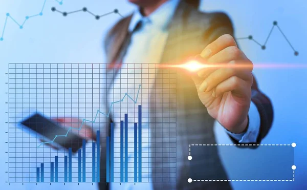 Diagramme à barres grandissant ligne d'amélioration et femme tenant un ordinateur tablette smartphone. Homme d'affaires et graphique du rapport croissant. Concept d'entreprise de bureau et dispositifs technologiques . — Photo