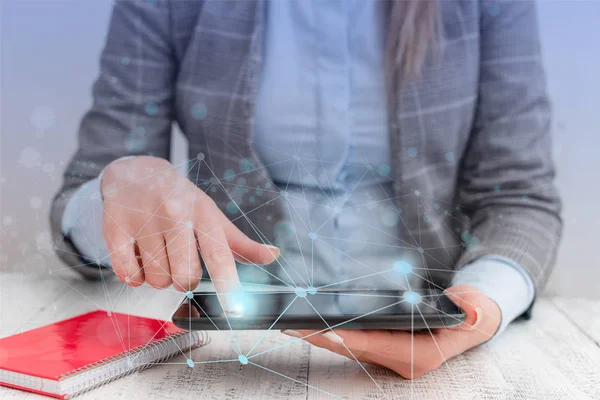 Vrouwelijke mens presenteert een presentatie met behulp van de nieuwste geavanceerde apparaten. Vrouw dragen formele werken pak introduceren hoe Smart gadget werkt. Foto van het moderne leven. — Stockfoto