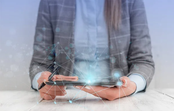 Mujer humana presentando una presentación utilizando los últimos dispositivos sofisticados. La mujer usa un traje de trabajo formal que presenta cómo funciona el gadget inteligente. foto de la vida moderna . —  Fotos de Stock