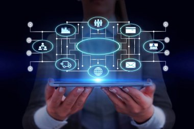 Kadın insan en son gelişmiş cihazlar kullanarak bir sunum sunuyor. Kadın nasıl akıllı gadget nasıl çalıştığını tanıtan resmi çalışma elbisesi giymek. modern yaşam fotoğrafı.