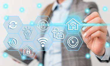 Kadın insan en son gelişmiş cihazlar kullanarak bir sunum sunuyor. Kadın nasıl akıllı gadget nasıl çalıştığını tanıtan resmi çalışma elbisesi giymek. modern yaşam fotoğrafı.