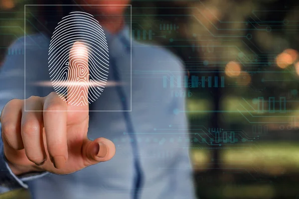 Vrouwelijke mens presenteert een presentatie met behulp van de nieuwste geavanceerde apparaten. Vrouw dragen formele werken pak introduceren hoe Smart gadget werkt. Foto van het moderne leven. — Stockfoto