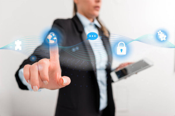 Женщина-человек представляет презентацию с использованием самых современных устройств. Женщина носит официальный рабочий костюм, представляя, как работает умный гаджет. фото современной жизни
.