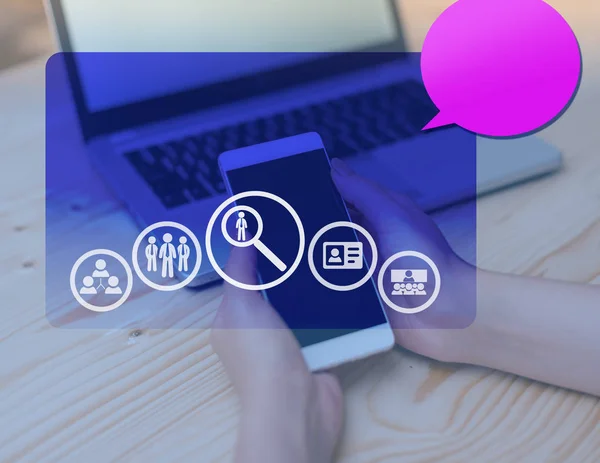 Zoeken in werknemers team Registreer Verbind vergaderingen met wervings pictogrammen en een dame die een smartphone, computer in een blauw scherm vasthoudt. Roze lege tekstballon. Office business concept. — Stockfoto