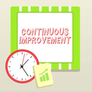 Sürekli İyileştirme yazma el yazısı metin. Kavram, artan Çubuk Grafiği ve Ok İşaretiyle ürün veya süreçleri iyileştirmek için devam eden çabanın Anlamı.