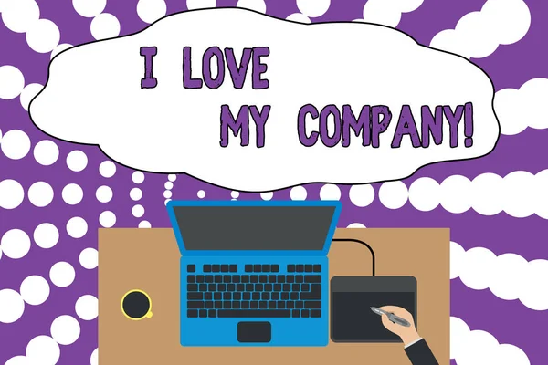 내가 내 회사를 사랑한다는 것을 보여주는 메모작성. 비즈니스 사진 전시 왜 그들의 직업과 직장 어퍼뷰 노트북 나무 책상 노동자 그리기 태블릿 커피 컵 사무실을 존경 하는 이유. — 스톡 사진
