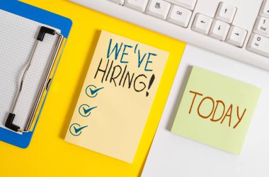 İşe Alıyoruz'u gösteren bir not yazıyorum. Son zamanlarda birini istihdam veya turuncu arka plan tablo üzerinde kopya alanı ve klavye ile belirli bir iş Yapmak için birisi ödeme İş fotoğraf vitrin.