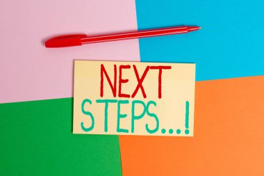 Sonraki Adımları gösteren kavramsal el yazısı. İş fotoğraf metin ilk bir Office appliance kare masa çalışma malzemeleri kağıt etiket yaptıktan sonra yaptığınız bir şey.